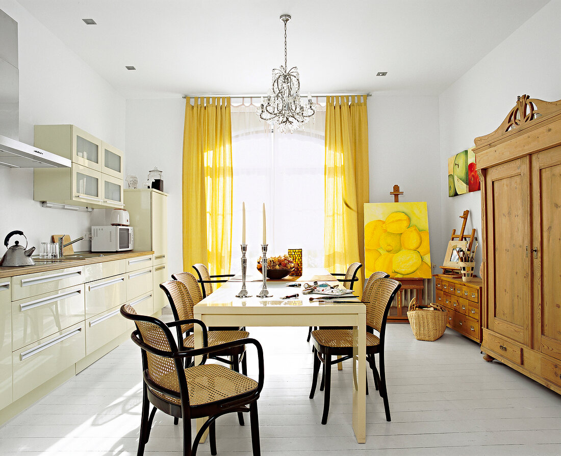 Blick auf einen Esstisch in einer Wohnkueche, Wohnküche mit Stillleben