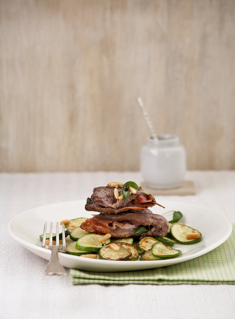 Anti-Jojo, Saltimbocca vom Rind mit Zucchini