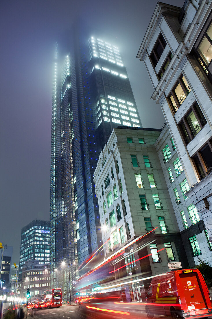 London, Verkehr vor dem Heron Tower