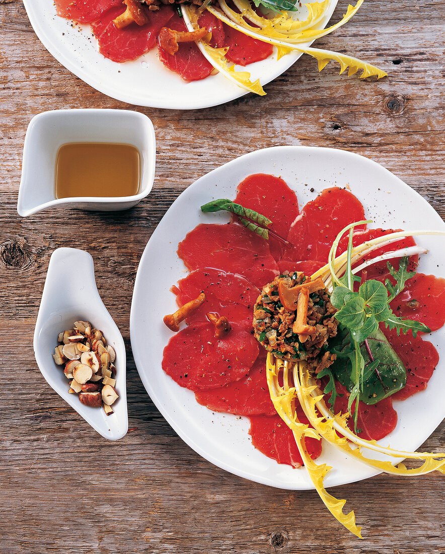 Fleisch, Carpaccio vom Kalbsfilet mit Pfifferlingstatar