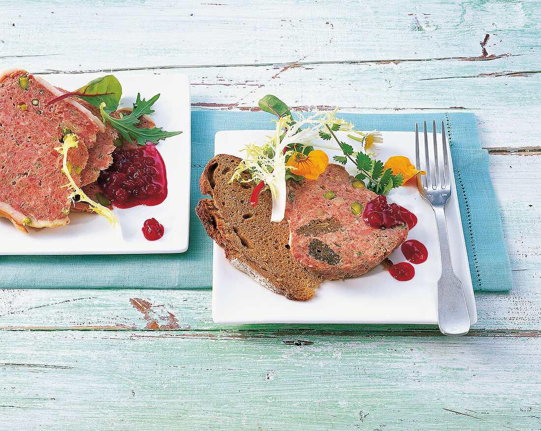 Fleisch, Schweinefleisch-Paté mit Morcheln und Pistazien