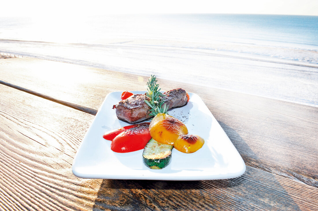 Steak mit Grillgemüse, Gericht im Beach House Seeblick, Westerland