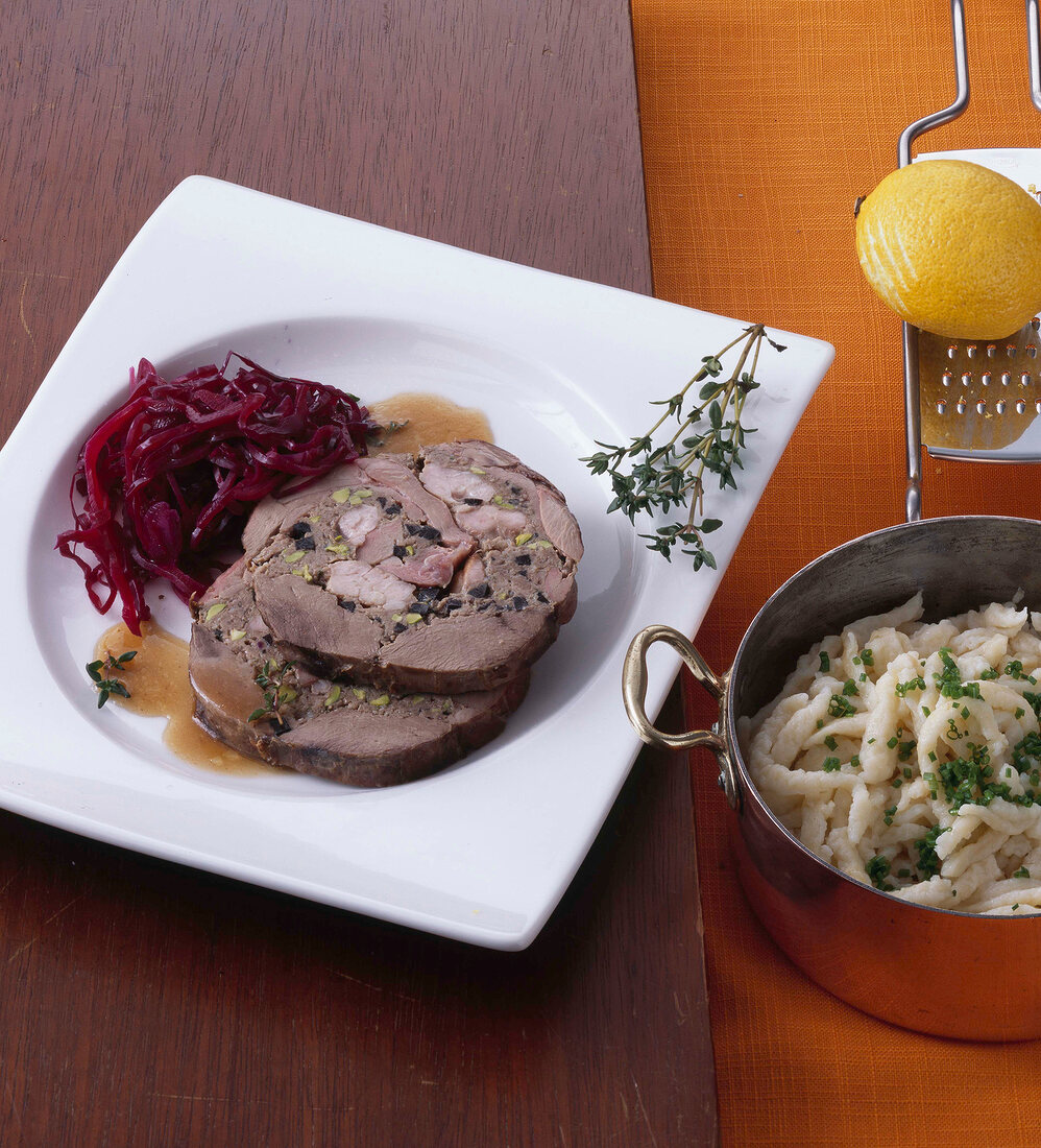 Wild, Wildhase mit Trüffelfüll ung, Rotkohl, Spätzle