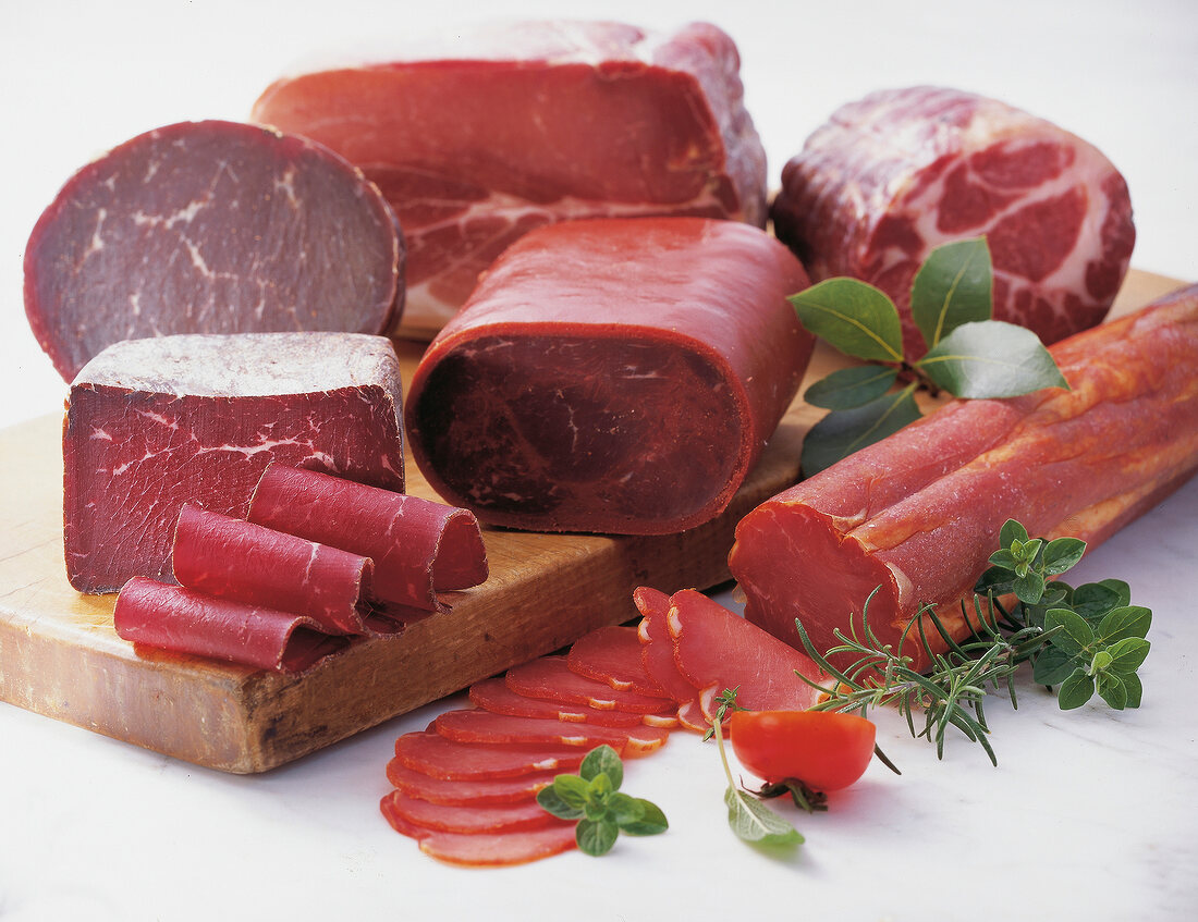 Fleisch, Getrocknete Wurst- spezialitäten von Rind und Schwein