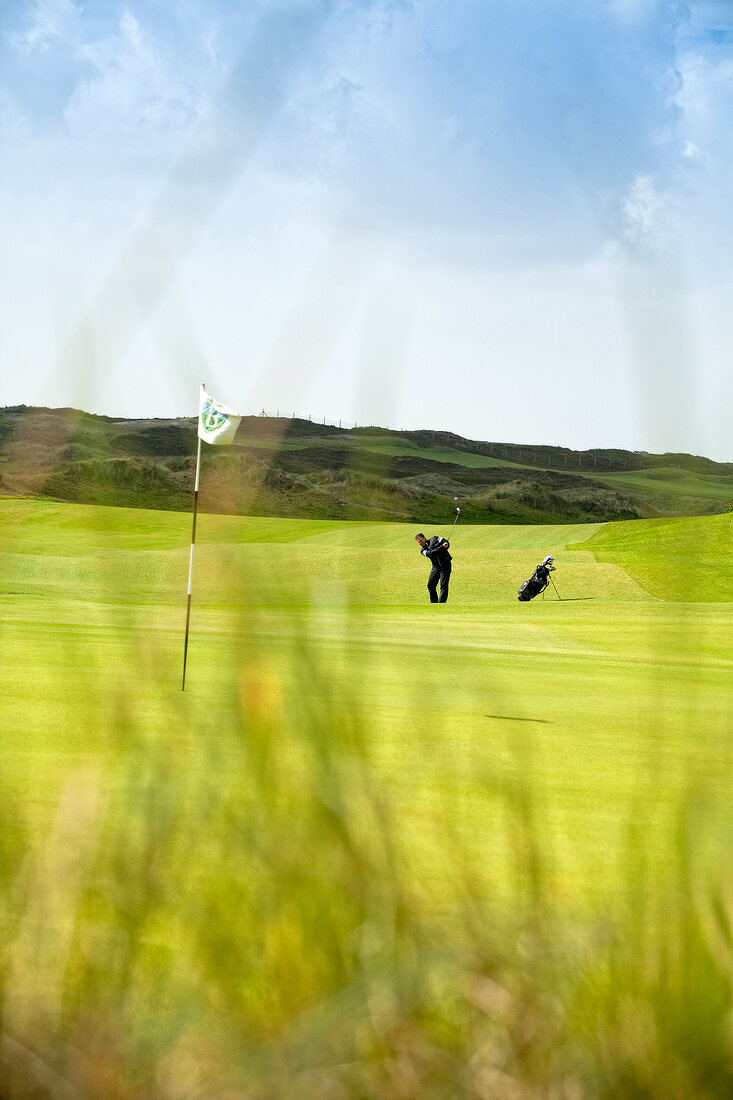 Chef Jens Rittmeyer playing golf in Golfclub Budersand Sylt, Germany