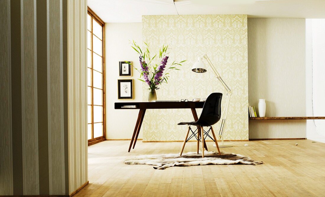 Schlichter Wohnraum in Naturtönen mit Holzfussboden, Schreibtisch & Stuhl