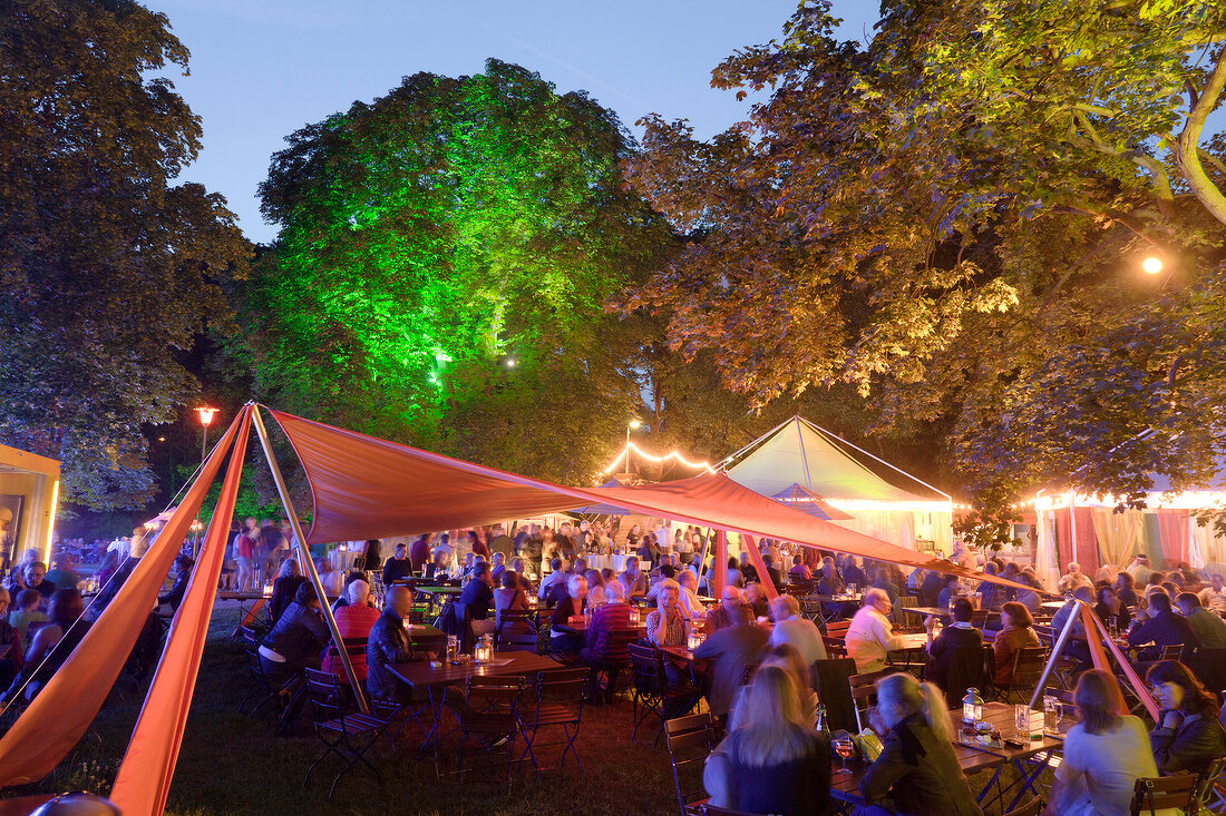 Kassel, Hessen, an der Drahtbrücke, Fuldaufer, Kultursommer, Kulturzelt