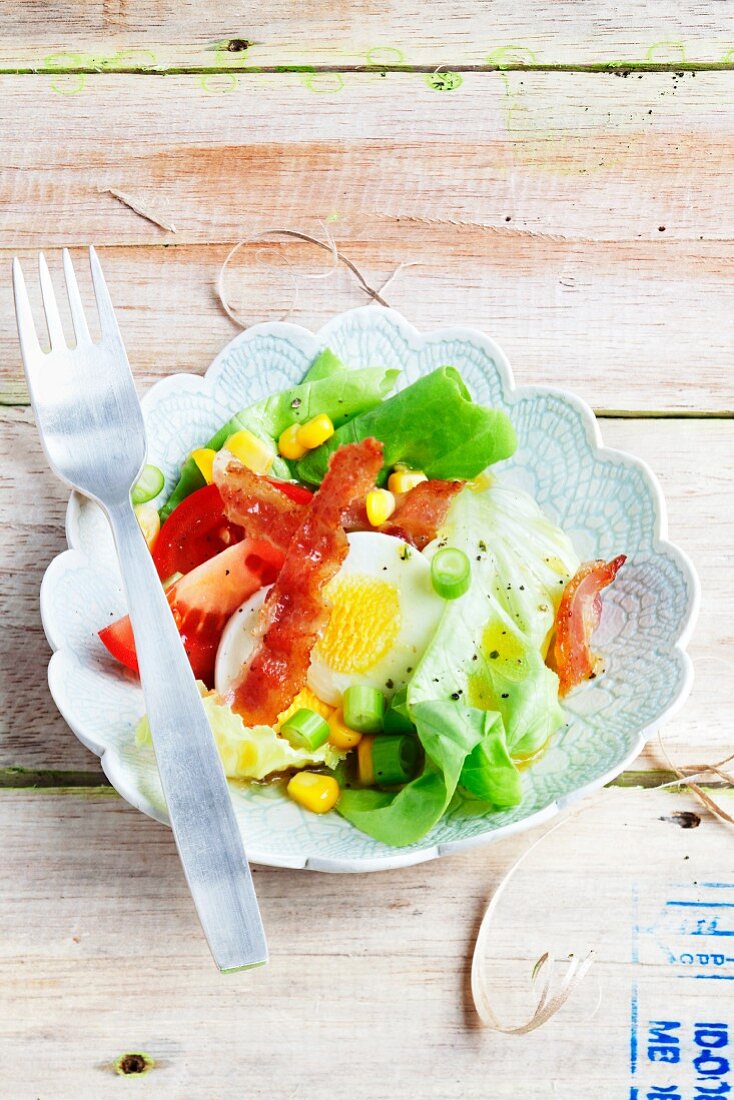 A mixed leaf salad with bacon chips