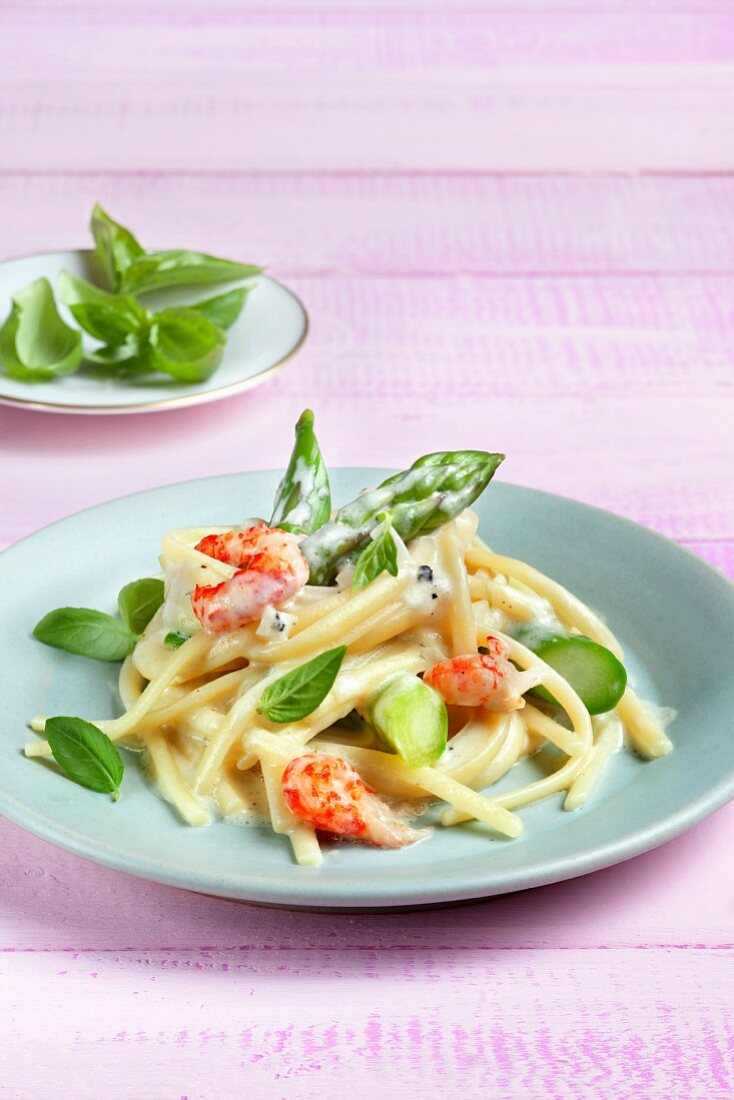 Linguine with asparagus and crayfish