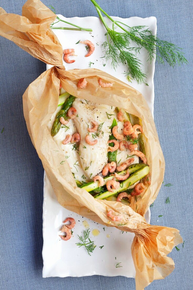 Plaice with asparagus and shrimps in paper
