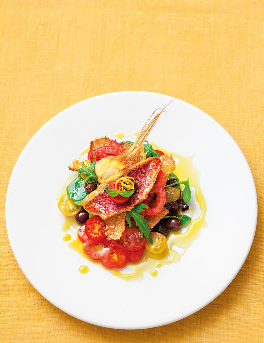 Titel: Gebratenes Rotbarbenfilet auf Tomaten-Röstbrot-Salat