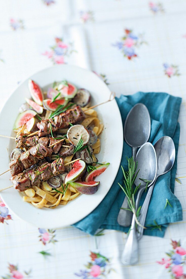 Pilz-Fettuccine mit Feigen und Lammspießen