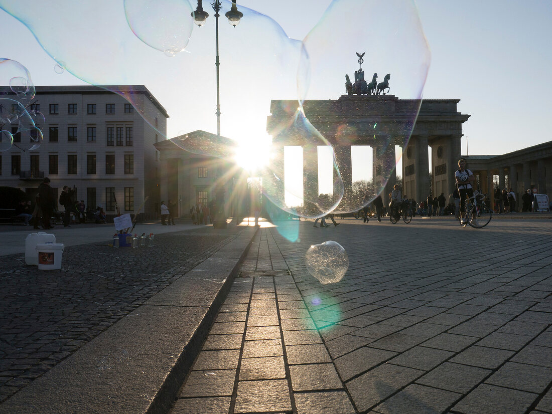 Seifenblasen vor dem Brandenburger Tor, Mitte, Berlin, Deutschland