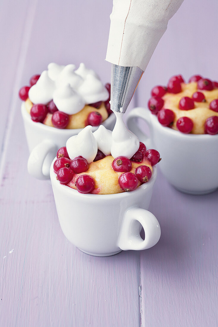 Mini-Kuchen, Baiser auf Kuchen spritzen, Step 2