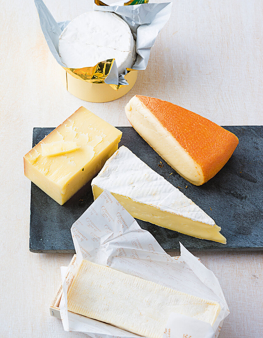Partyrezepte, Verschiedene Käse auf einer Schieferplatte