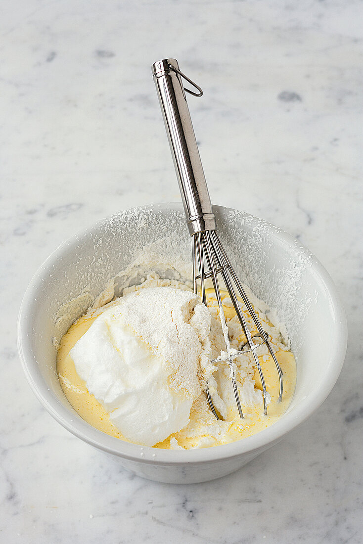 Blechkuchen, Eischnee unter die Eigelbcreme heben, Step 1