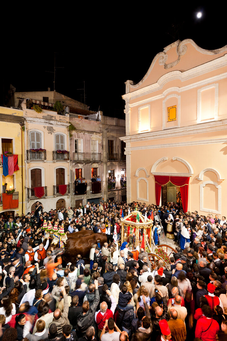 Sardinien, Stadt Cagliari, Sant' Efisio, Prozession, Kirche, abends