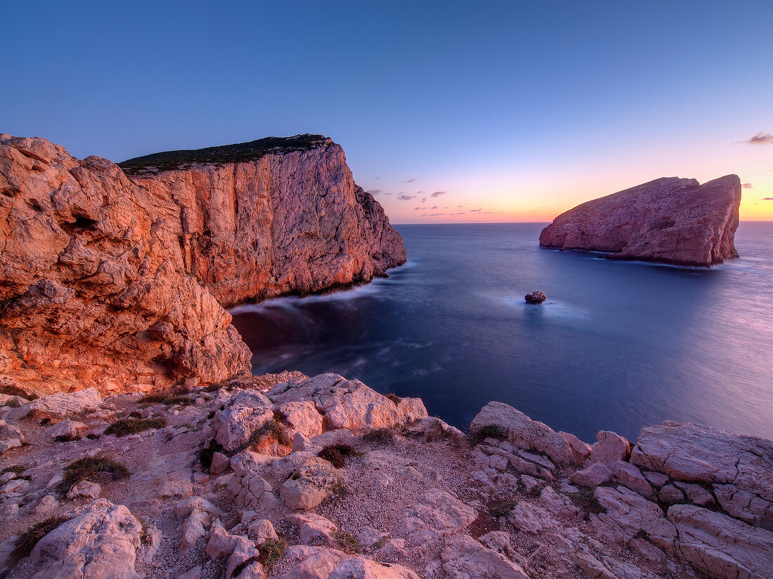 Sardinien, Westküste, Cala d'Inferno Isola Foradada, Felsenküste