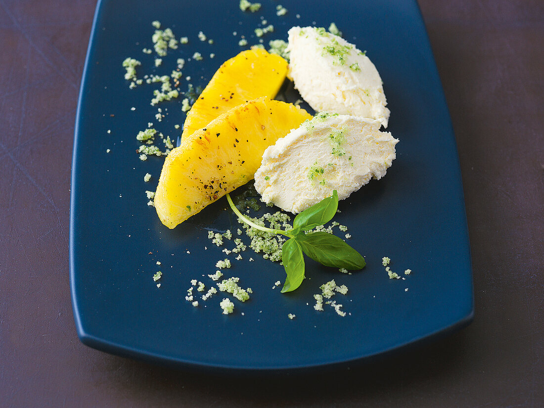 Desserts, Pfeffer-Ananas mit Joghurtnocken