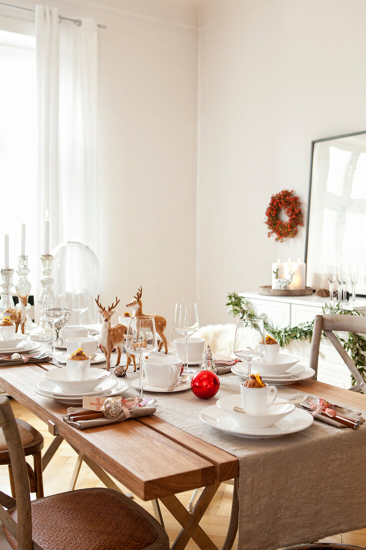 Tischdekoration, weihnachtlich, mit Christbaumkugeln und Hirschen