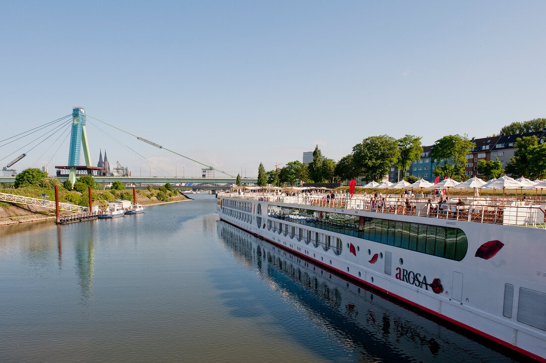 Köln, Rhein, Severinsbrücke, Flusskreuzfahrtschiff A-Rosa Viva