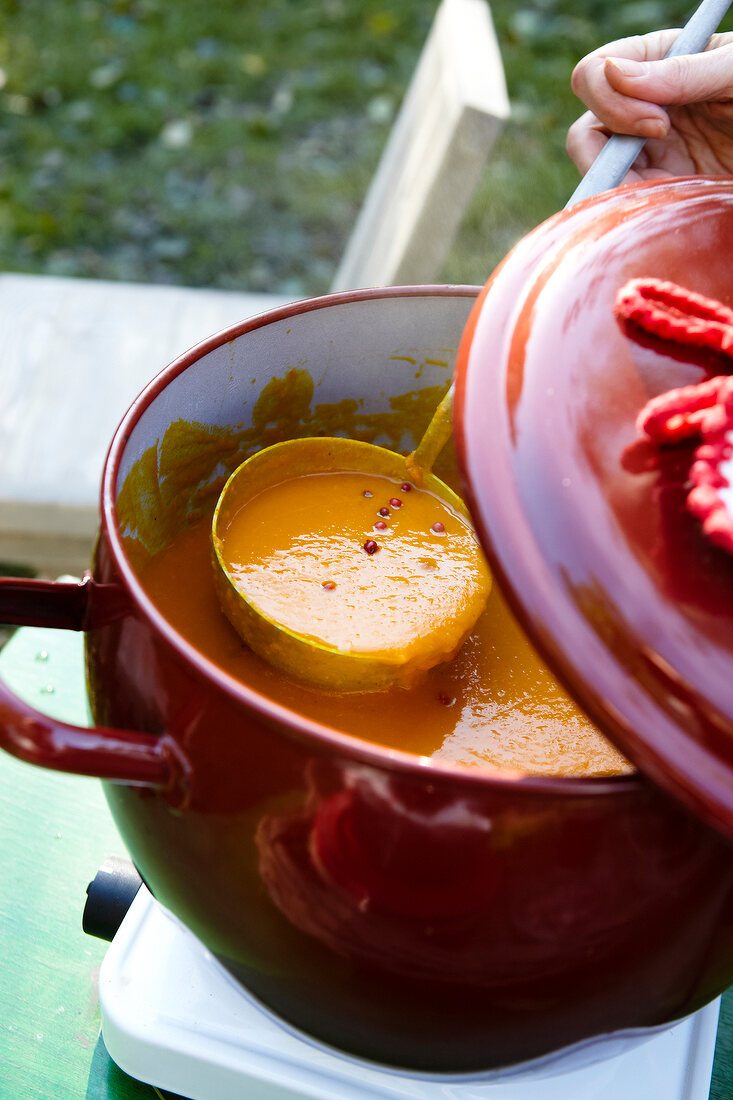 Zubereitung, Apfel-Kürbis-Suppe, Suppe, Suppenkelle, Gemüsesuppe