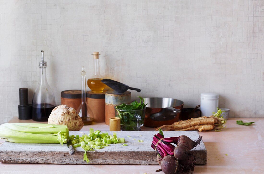 Stillleben mit Gemüse & Zutaten fürs Slow Cooking