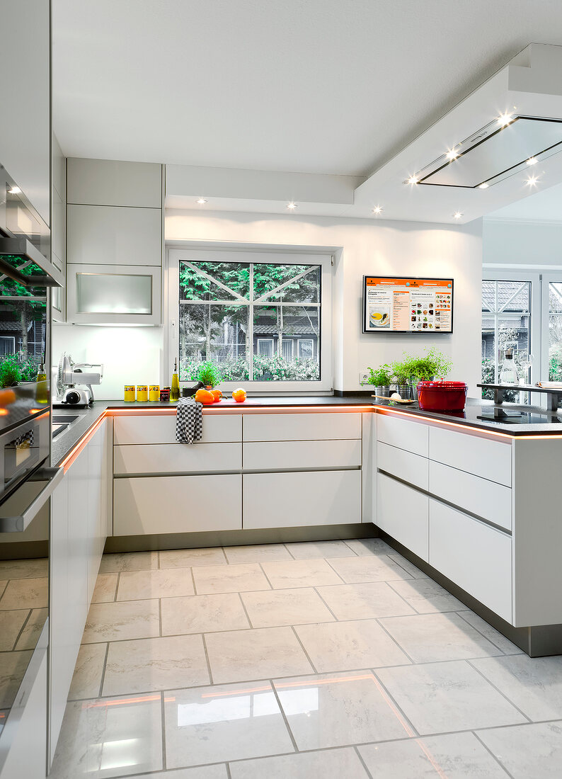 weiße offene Küche mit Esstresen 