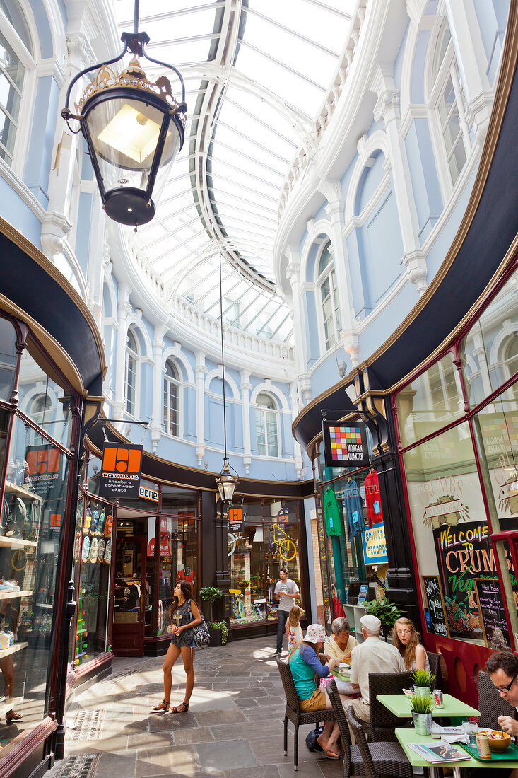 Wales, Südküste, Cardiff, Morgan Arcade, Einkaufsmeile, Menschen