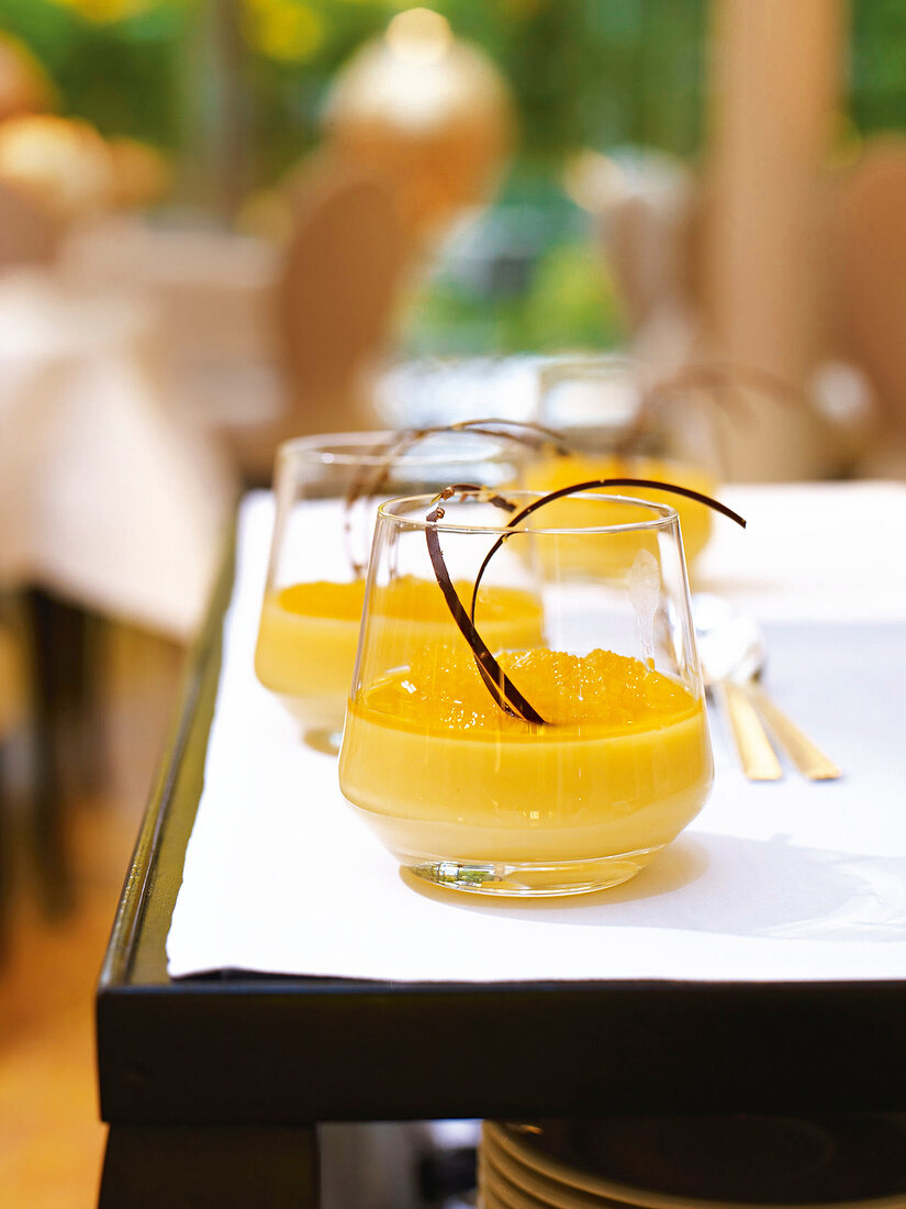 Passionsfruchtcreme mit Orangensalat im Glas, Dessert, Süßspeise