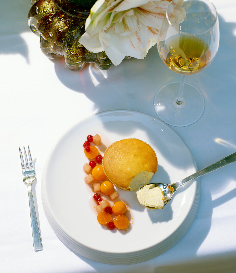 Topfensoufflé mit Rumtopffrüchten, Dessert, Süßspeise, Geschirr