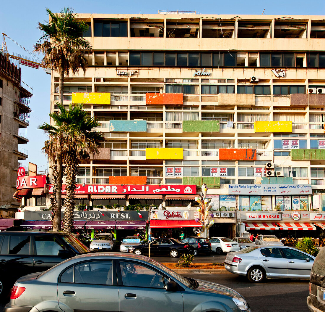 Beirut, Hausfassade, Balkone, Geländer, Straße, Autos