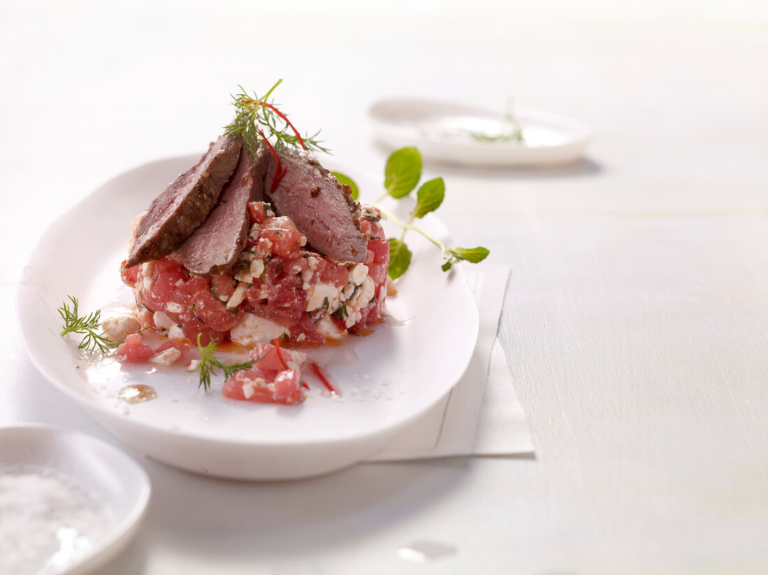 Gewürz-Lammfilet mit Melonen-Feta- Tatar