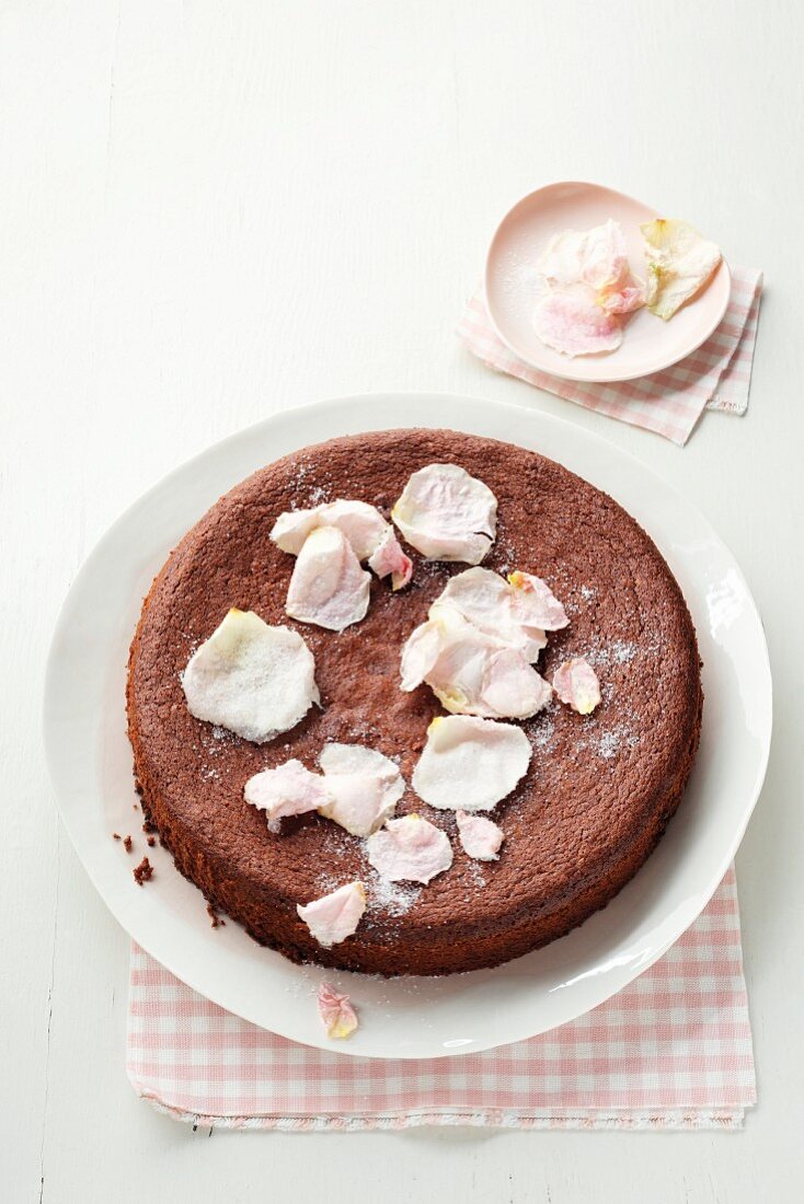 Nougatkuchen mit Auberginen & gezuckerten Rosenblättern