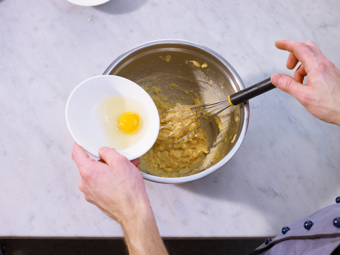 Step, Eier in Teig geben, rühren, Brandteig