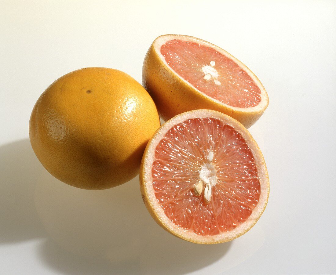 Zwei Grapefruits eine halbe