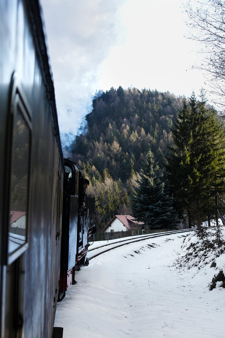 Blick aus der Eisenbahn, verschneite Landschaft, Zittauer Berge, Wald