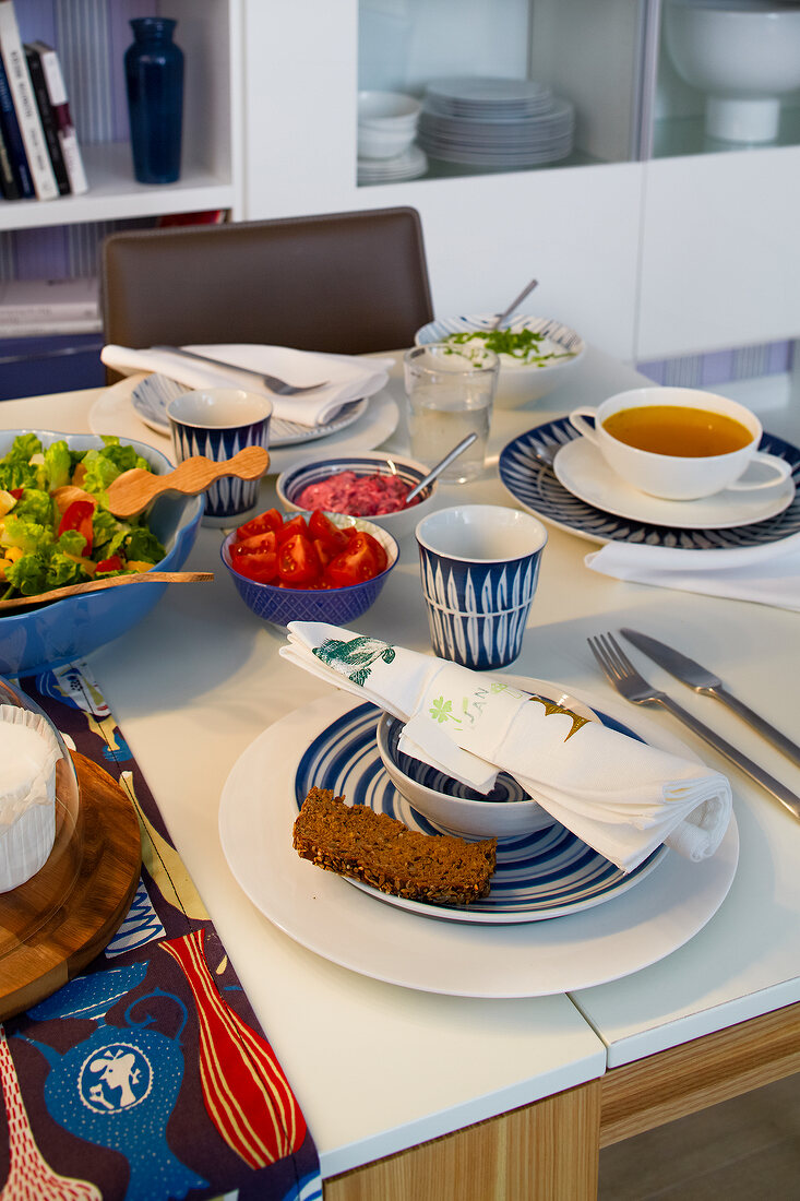 Gedeck, Tisch, gedeckt, Geschirr, Salat, Mahlzeit, blau, weiß