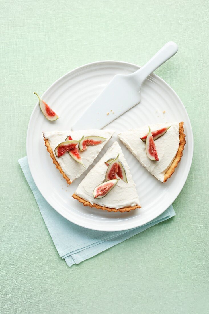 Fig tart with a white bean and almond cream (seen from above)
