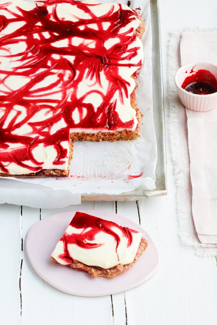Beetroot cake with sour cream