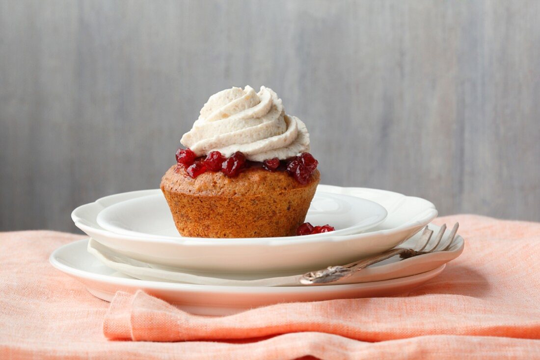 Maronen-Cupcakes mit Preiselbeeren & Maronencremehaube