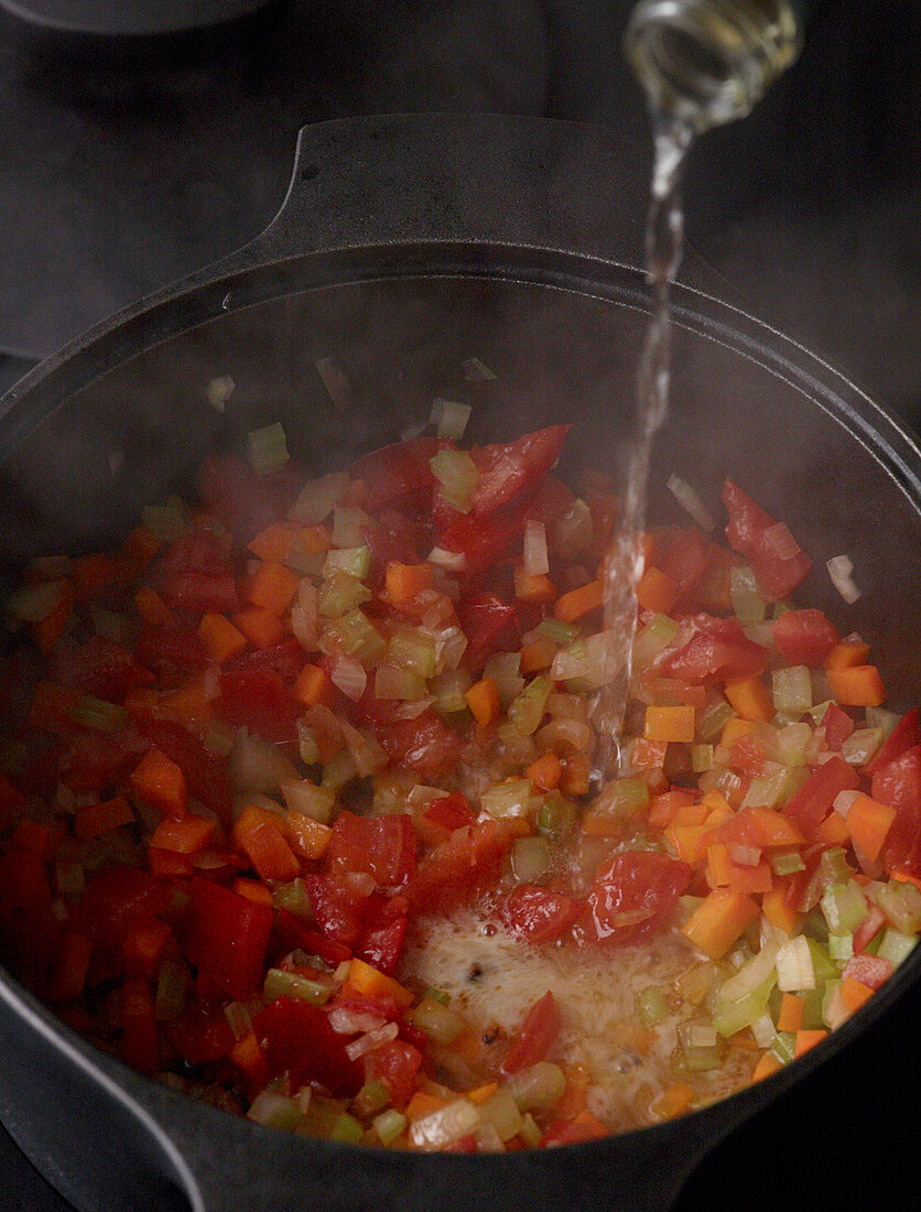 Slow Cooking, kochendes Gemüse im Topf, Wasser, Flüssigkeit