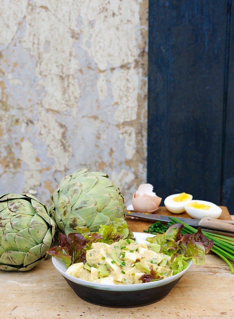 Egg salad with artichokes