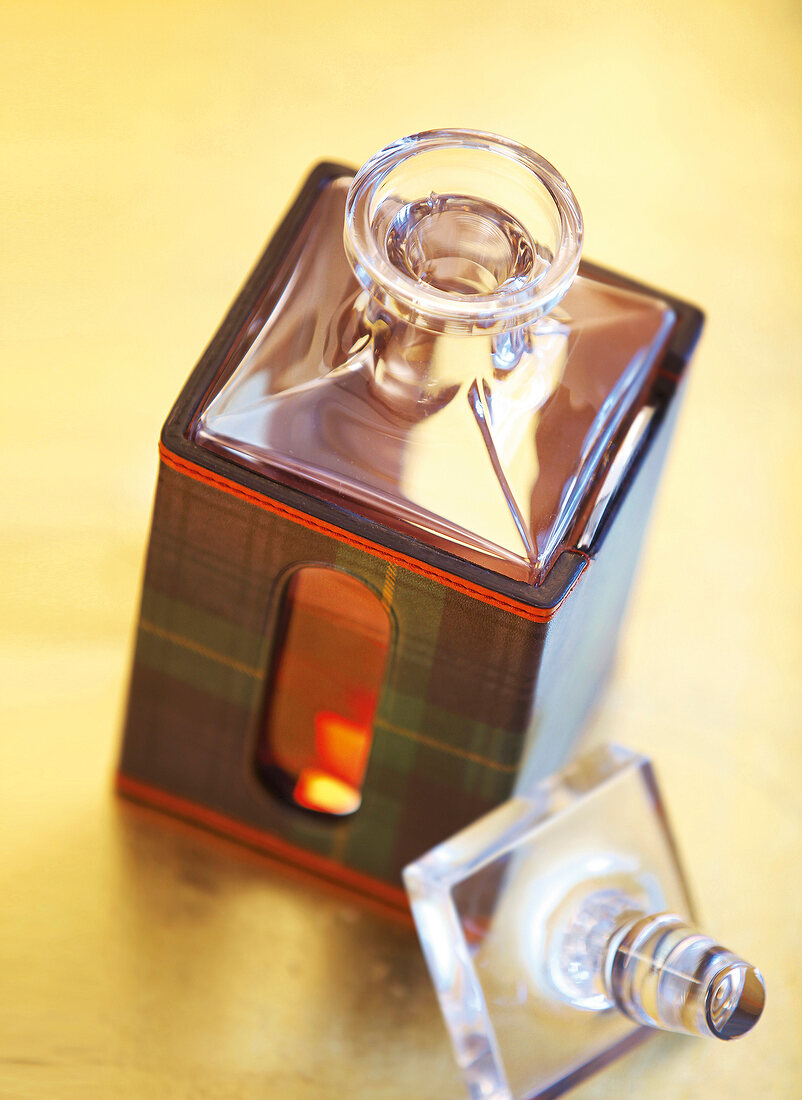 Karaffe für Whisky, Spirituosen, aus Glas in Ledermantel