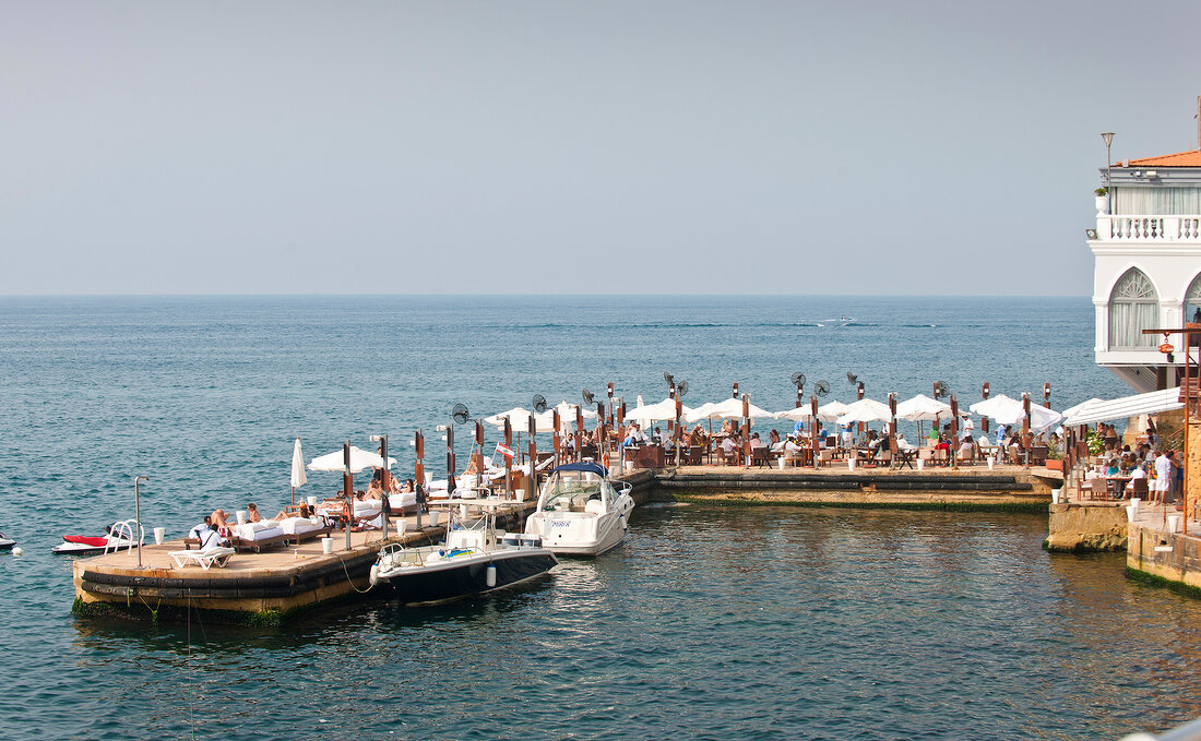 Beirut, La Plage Beach Club, Liegen am Meer, Boote
