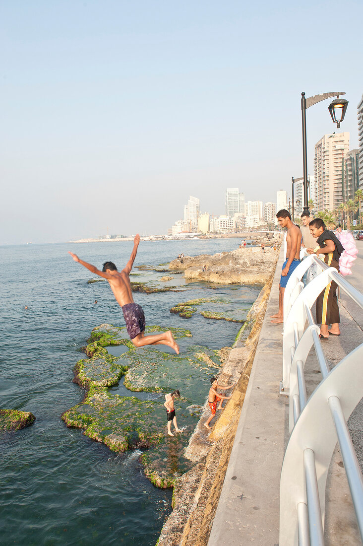 Beirut, Uferpromenade Corniche, El-Manara, junge Leute