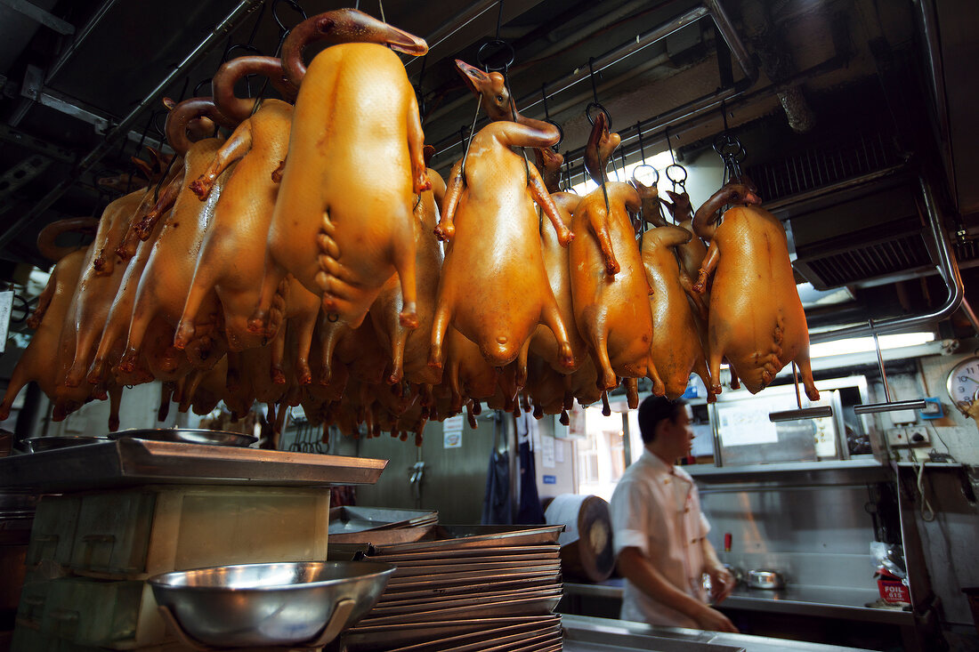 Hongkong, im Restaurant Yung Kee, hängende, tote, geröstete Gänse