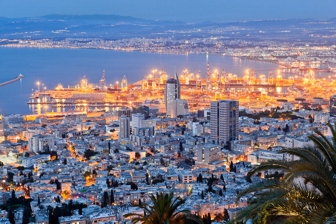 Israel, Haifa, Mittelmeer, Hafen, Blick vom Berg Carmel, abends, Licht