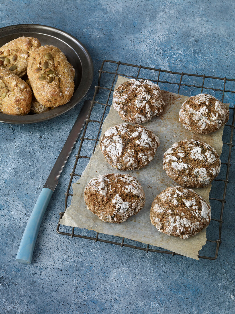 Brot, Kürbisbrötchen oben links, Spinatbrötchen rechts