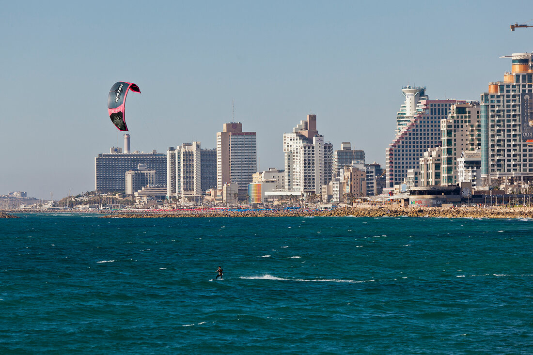 Israel, Tel Aviv, Mittelmeer, Strand Hochhäuser, Kitesurfer